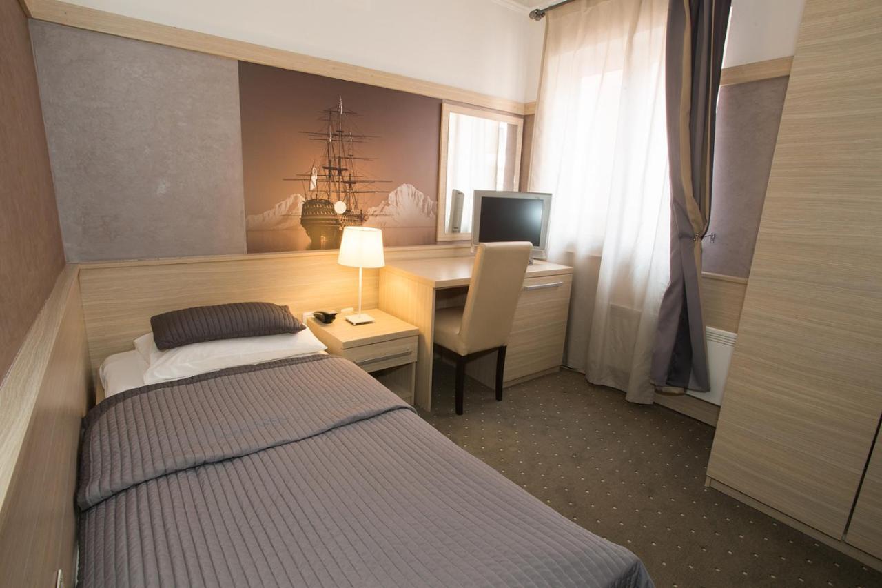 Hotel Galija Пула Екстер'єр фото